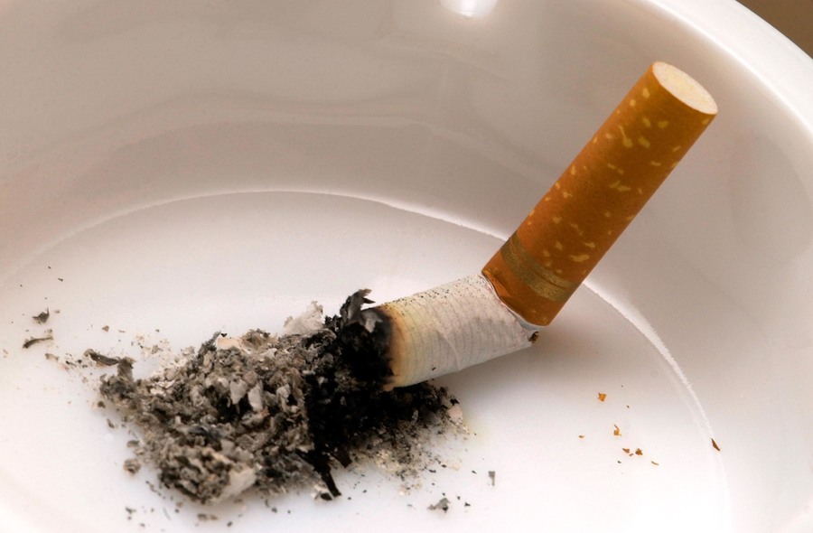 Zigarette in einem Aschenbecher / BilderBox.com / Erwin Wodicka Zigarette in einem Aschenbecher  - 21.03.2003 [ (c) www.BilderBox.com, Erwin Wodicka; A-4062 Breitbrunn, Tel: +43 676 5103 678; Verwendung nur gegen HONORAR, BELEG, URHEBERVERMERK und den AGBs auf www.bilderbox.com gestattet.  Bank DEU: Sparkasse Pas