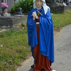 Die Madonnenstatue wurde im Juni 2025 restauriert. Näheres bei den Kleindenkmälern.